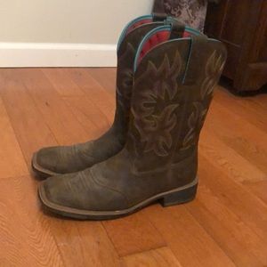 Size 10 Ariat boots